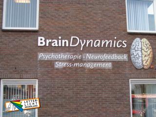 Losse gevelletters deels op glasheldere plexiglasplaat